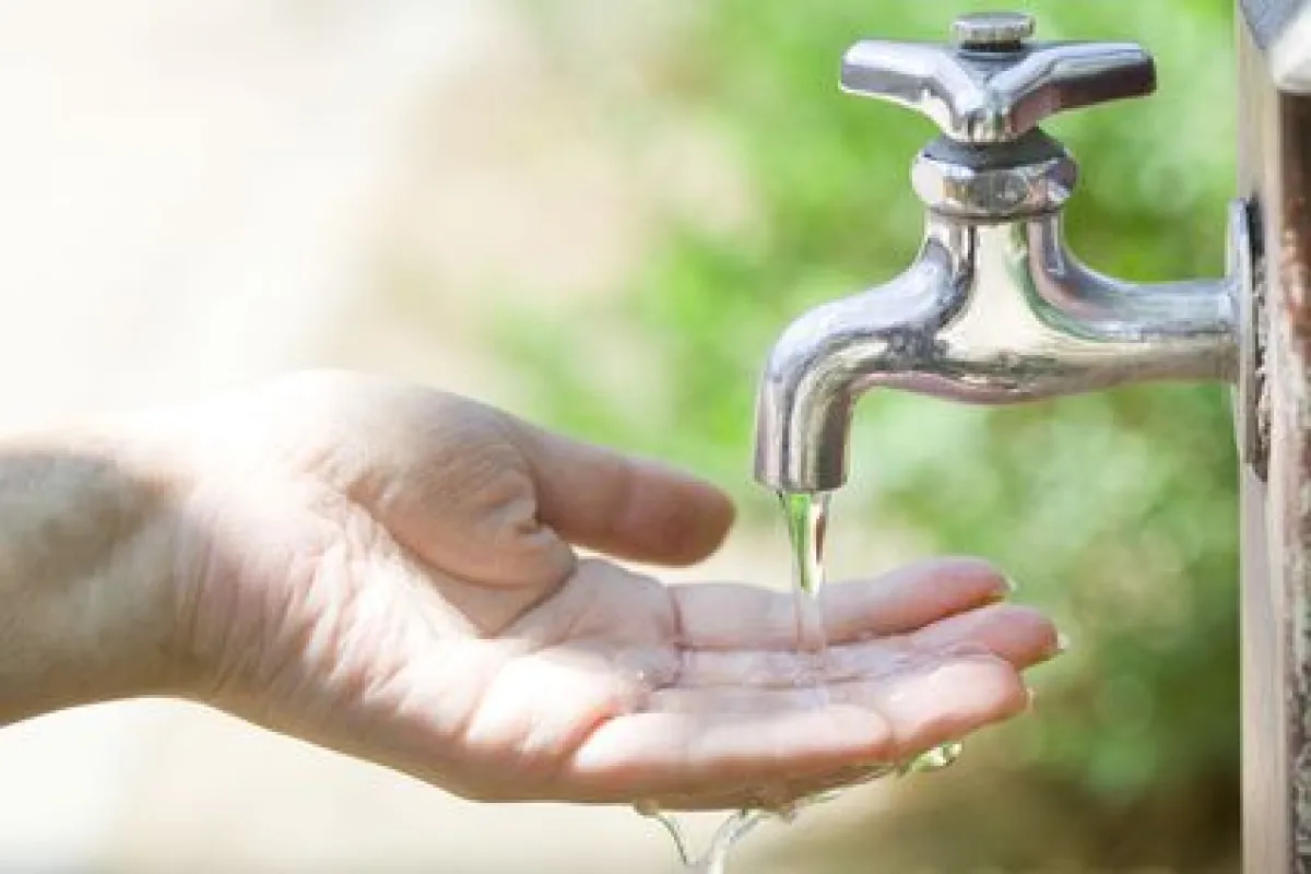 Comment obtenir un jet d'eau constant de mon robinet?
