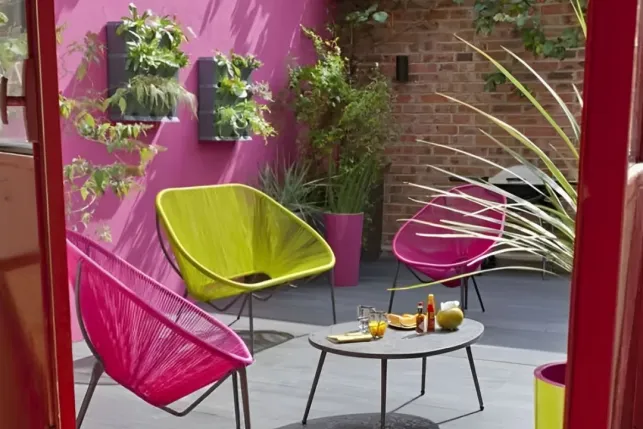 Optez pour des couleurs vives comme le rose et le jaune pour une terrasse tendance