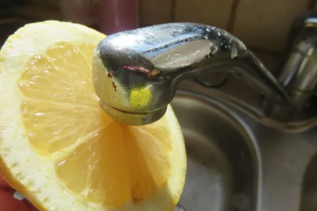 Pour nettoyer votre robinet, frotter simplement avec du citron