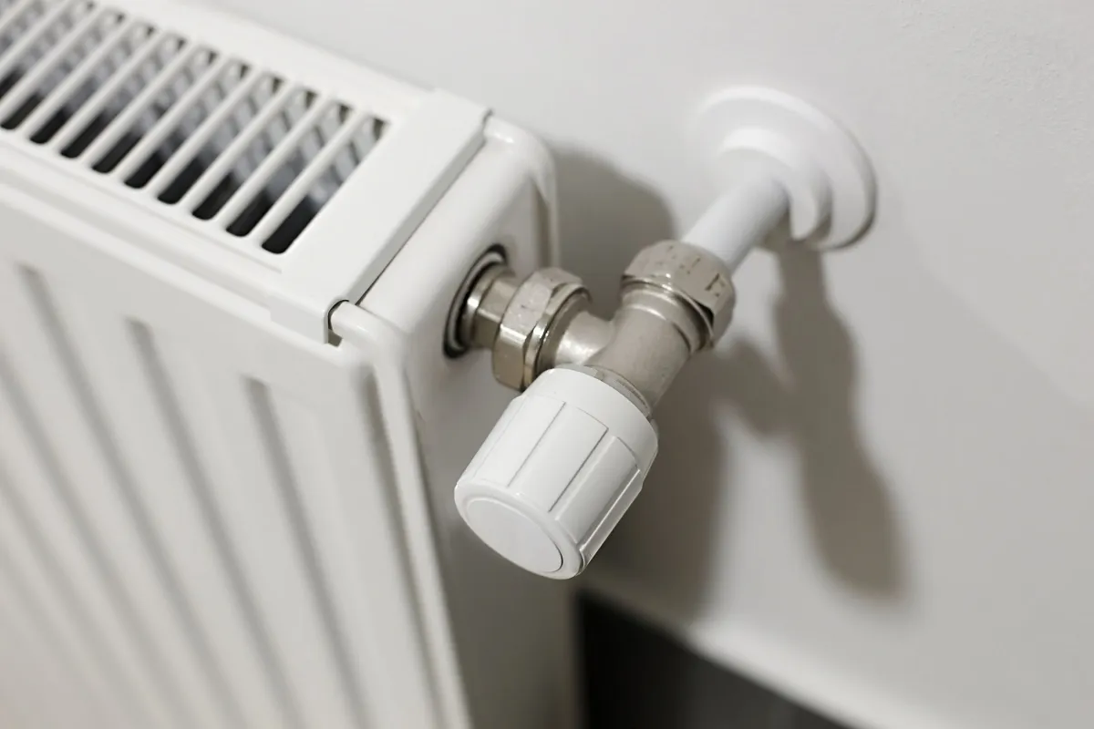 Réflecteur de chaleur pour radiateurs. Solution rapide et économique