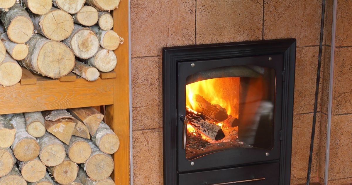 Installer un récupérateur de chaleur dans une cheminée à foyer