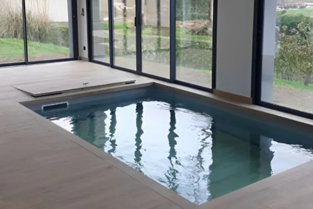 Une mini-piscine intérieure est un choix judicieux pour des petits espaces.