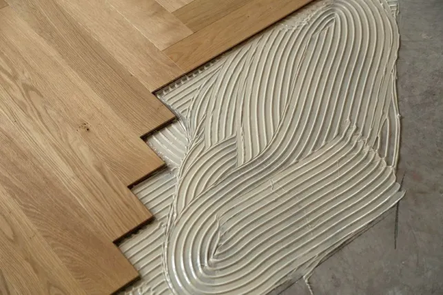 Pourquoi opter pour une colle professionnelle pour parquet ?