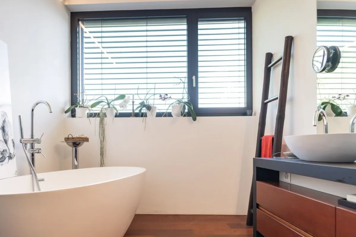 Comment rendre opaque une fenêtre de salle de bains ?