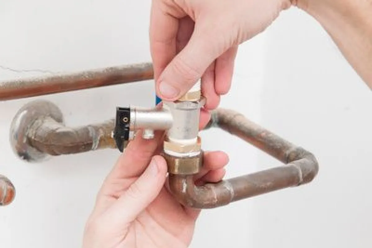 Comment colmater une fuite d'eau sous pression : Top 5 des solutions - Les  Trocheures